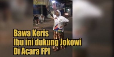 Bawa Keris Ibu ini Dukung Jokowi di Acara FPI