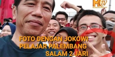 Foto Bareng Jokowi Pelajar Salam 2 Jari