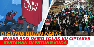 Diguyur Hujan Deras Massa Aksi Demo Tolak UU Ciptaker Bertahan Di Patung Kuda